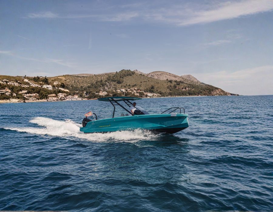 Axopar 22 Spyder T-Top helm and console