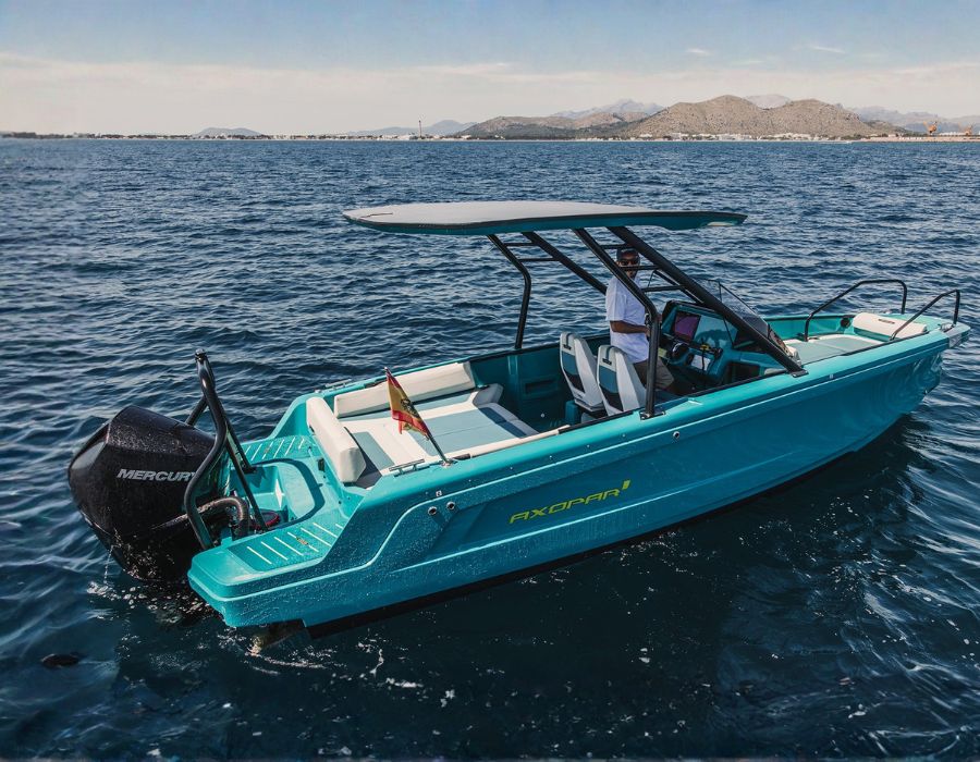 Axopar 22 Spyder Jobe Revolve cruising the Bay of Alcudia